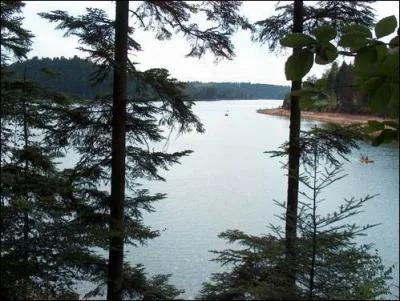 Le lac artificiel de Pierre-Perce, le plus grand de Lorraine, a t mis en eau en 1993. Le barrage qui le ferme est haut de 78 m. Ce lac d'un peu plus de 3 km est situ  quelle altitude ?