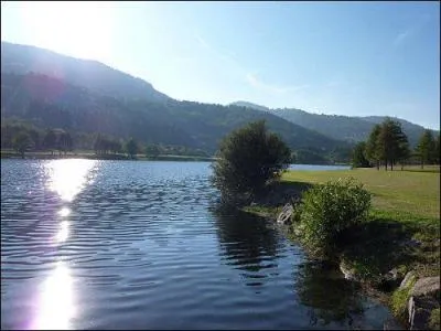 Entre Remiremont et La Bresse le lac de Saulxures-sur-Moselotte tale ses 9 ha au cur d'une base de loisirs. Dans quel dpartement se trouve-t-il ?