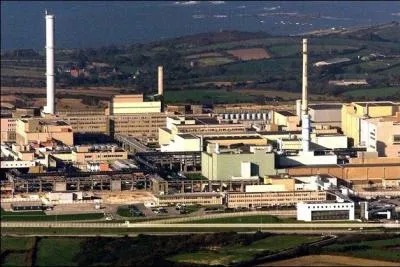 À La Hague, par quel moyen la société Areva rejette-t-elle des déchets radioactifs au large ?