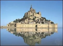 Inoubliable visite du Mont-Saint-Michel... Dans ce lieu chargé d'histoire, on peut voir une statue de Saint-Michel terrassant...
