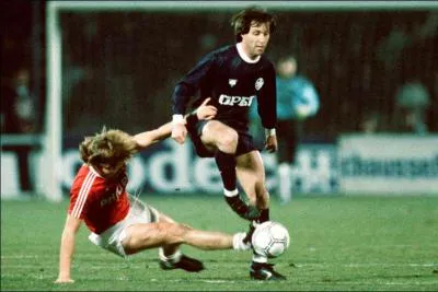 Qui est-ce (en noir)