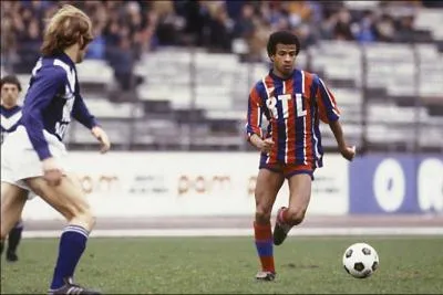 Qui est-ce ? (en rouge et bleu)