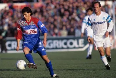 Qui est-ce (en rouge et bleu)