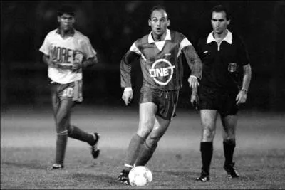 Qui est-ce ? (au milieu)