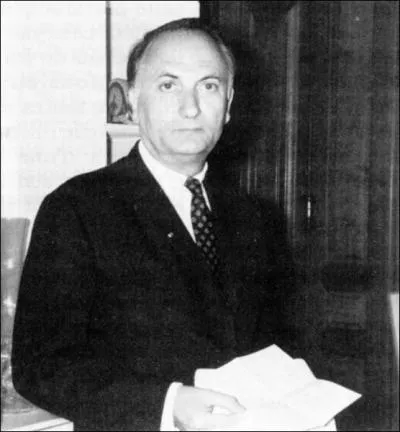 N le 15 mars 1915, pote et ancien recteur de l'Academie de Paris, auteur du pome 'Lapid Lapidaire' et du roman 'Rgion inhabite'