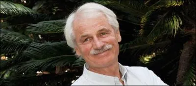 Connu au monde entier surtout pour 'La Terre vue du ciel', ce photographe est n le 13 mars 1946