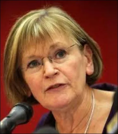 MARIE-GEORGE BUFFET, née le 7/05/49 à Sceaux. Vrai nom : Marie-George Geneviève Buffet. Elle a été ministre de la Jeunesse et des Sports. Qu'est-il arrivé pendant son ministère ?