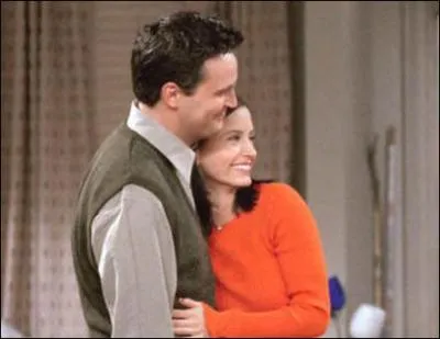 Le premier baiser de Monica tait avec qui ?