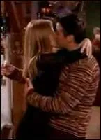 A l'occasion de quel voyage Joey finit-il par sortir avec Rachel ?