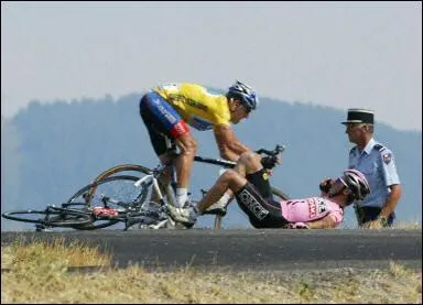 Il chute dans la descente du col de la Rochette en 2003 :