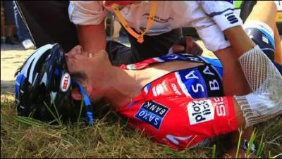 Il chute et abandonne dans l'tape dite ' des pavs' en 2010 :