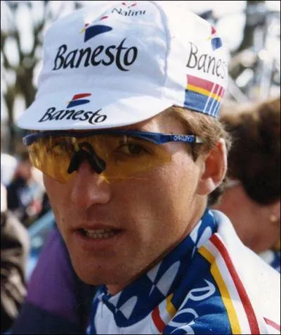 Portant le Maillot jaune, il abandonne au tour 96 :