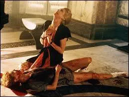 Catherine Deneuve succombe au(x) charme(s) et au sang de Susan Sarandon dans un film de Tony Scott (1983) :