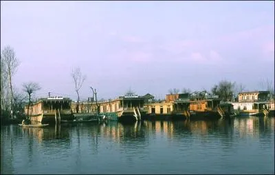 Dans quel pays voit-on ces bidonvilles border l'eau du Gange ?