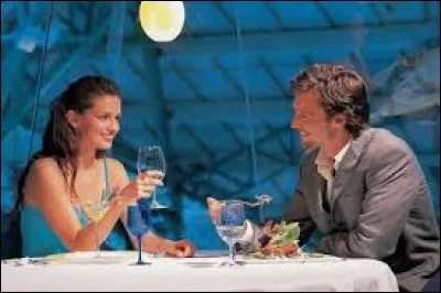 Madame, monsieur, vous entrez au restaurant la première ou le premier. Votre compagnon ou compagne effleure vos muscles glutéaux. Est-ce correct ?