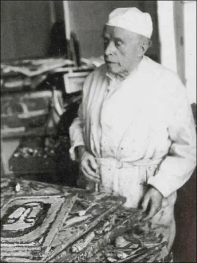 Il est apprenti chez un peintre de vitraux puis il entre aux Beaux Arts de Paris dans l'atelier de Gustave Moreau.