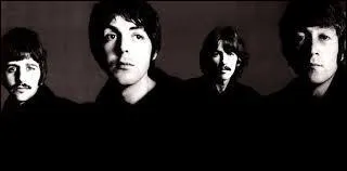 ''Ah regarde les gens solitaires (x2)----------- ramasse le riz dans l'église où vient de célébrer un mariage elle vit un rêve elle attend à la fenêtre avec un visage qu'elle garde dans une cruche... ''