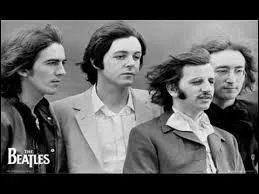 ''Je crois que je vais être triste je crois que c'est aujourd'hui, oui ! La fille qui me rend fou s'en va. Elle a un billet pour partir en voyage (x3)... Et elle s'en fiche''