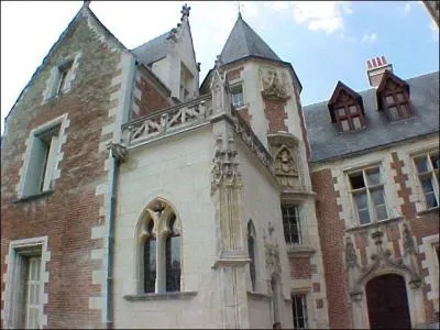 En France, il vit prs de la cour, mais dans quelle demeure ?