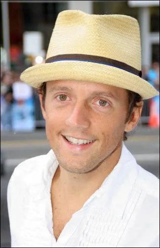 Ce chanteur interprte 'I'm yours'. Mais c'est qui celui la ? !