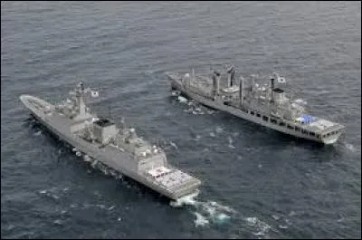 Deux bateaux qui évoluent côte à côte naviguent...