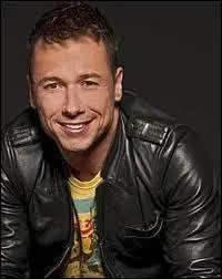 En quelle anne entame-t-il sa carrire en tant qu'animateur radio ?