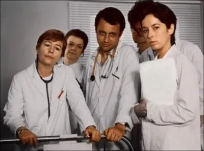 Elle est Mdecin dans ce film en 1975... .
