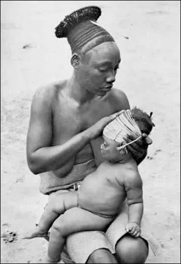 Dans quel pays se trouvent les Mangbetus, peuple qui pratique l'allongement de crne depuis l'enfance ?