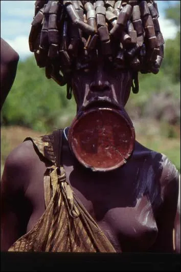 O vivent les Mursis, peuple semi-nomade dont les femmes portent des plateaux dans la bouche ?