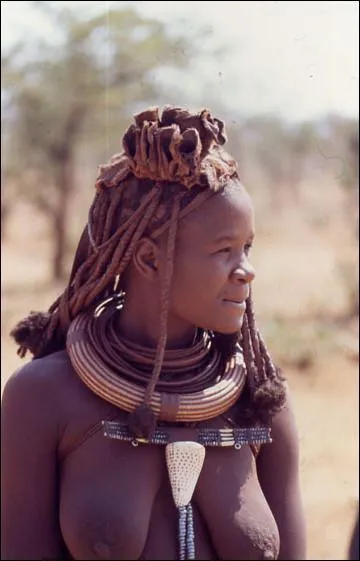 Dans quel pays vit cette jeune himba qui enduit son corps et ses tresses de terre ocre ?