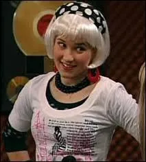 Qui joue lili (lola) dans hannah montana ?