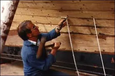 ''Régulièrement, le vaisseau aura besoin d'entretien. On le laissera au bassin de ''radoub'' pour le ''calfatage'' qui consiste à enduire la coque de ------------------.''