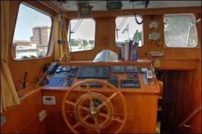 ''Allez encore un effort, c'est presque fini ! Comment appelle-t-on le local d'où est dirigé un navire ? ''