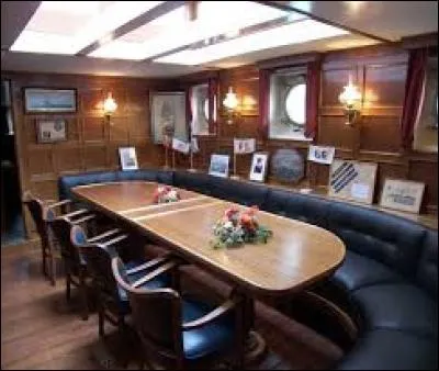 ''Il y a un endroit que t'es pas prêt de voir, c'est la salle à manger des officiers mais il vaut mieux connaître le nom.''