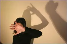 ''Et tu chantes, chantes, chantes ce refrain qui te plaît / Et tu tapes, tapes, tapes c'est ta façon d'aimer... '' Qui chantait ces douces paroles ?