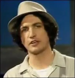 Kazero : ''Quand t'es venu dans la rue, inconnu ; tu savais pas où t'allais mais tu savais qu'il y avait dans la maison du premier une fille qu'était vraiment typique. Tous les voisins appelaient... ''