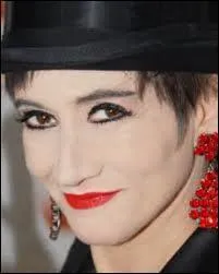 Cette chanteuse a eu un titre : un tube et puis plus rien ! ''C'est la ouate'' a même été reprise par la MAAF ! C'est bien sûr Caroline...