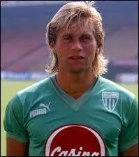 ''Dans les miroirs chinois / Dans le bleu des photos / Dans le regard d'un chat... Je te survivrai'' 
Quel chanteur à la carrière météoritique a bien pu chanter ces âneries ?