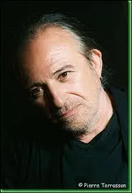 Quel était ce chanteur qui aimait ''regarder les filles qui marchent sur la plage'' ?