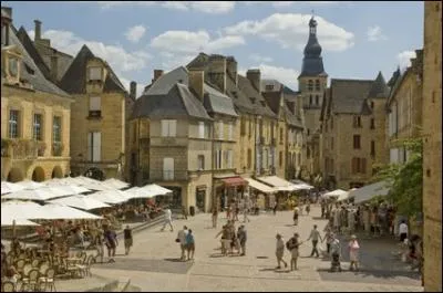 Sarlat-la-Canda est notamment connu pour ...