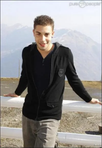 O Abdel passe-t-il la plupart de son temps ?