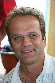 Vous le reconnaissez ? C'est Andr Bouchet alias Passe Partout de l'mission Fort Boyard. En 2005 paralllement  ses activits de comdien il a enregistr un disque . Sous quel pseudonyme ?