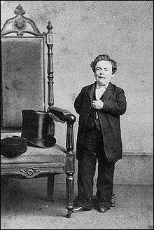 Haut de 1m02, Charles Sherwood Stratton est un nain clbre du XIXe sicle. Se produisant sur les tournes du cirque Barnum il connut un succs international. Son nom de scne tait :