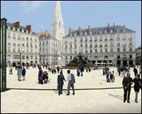 Quelle est cette ville o vous pourrez flaner sur la Place royale ?