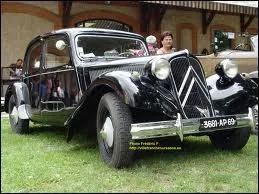 Une Citroen 15 de deux agents secrets dans :