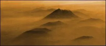 Comment s'appelle la chane volcanique sur une cinquantaine de kilomtres au nord du Massif Central ?