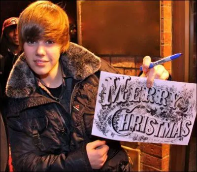 Sur la feuille que Justin tient est écrit ''Merry Christmas'' en anglais ; comment dit-on en français ?