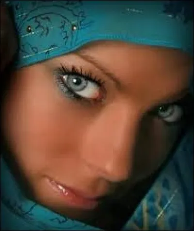 Tes yeux sont si profonds qu'en me penchant pour boire 
J'ai vu tous les soleils y venir se mirer 
S'y jeter à mourir tous les désespérés 
---------------------