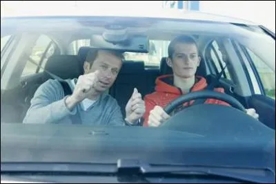 Quelle est la couleur du 'A' apposé sur la voiture d'un jeune conducteur ?