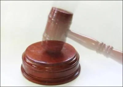 Qui est chargé de l'estimation et de la vente d'objets lors d'une vente aux enchères ?